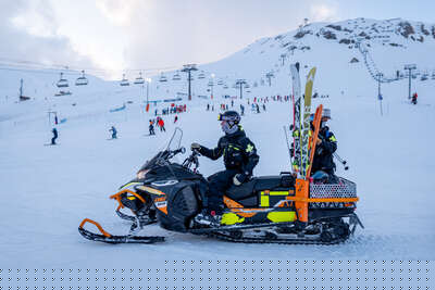Pisteurs secouriste en motoneige sur le domaine de Tignes